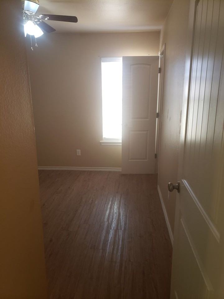 2102 Se 45th Ave - Photo 4 of 12