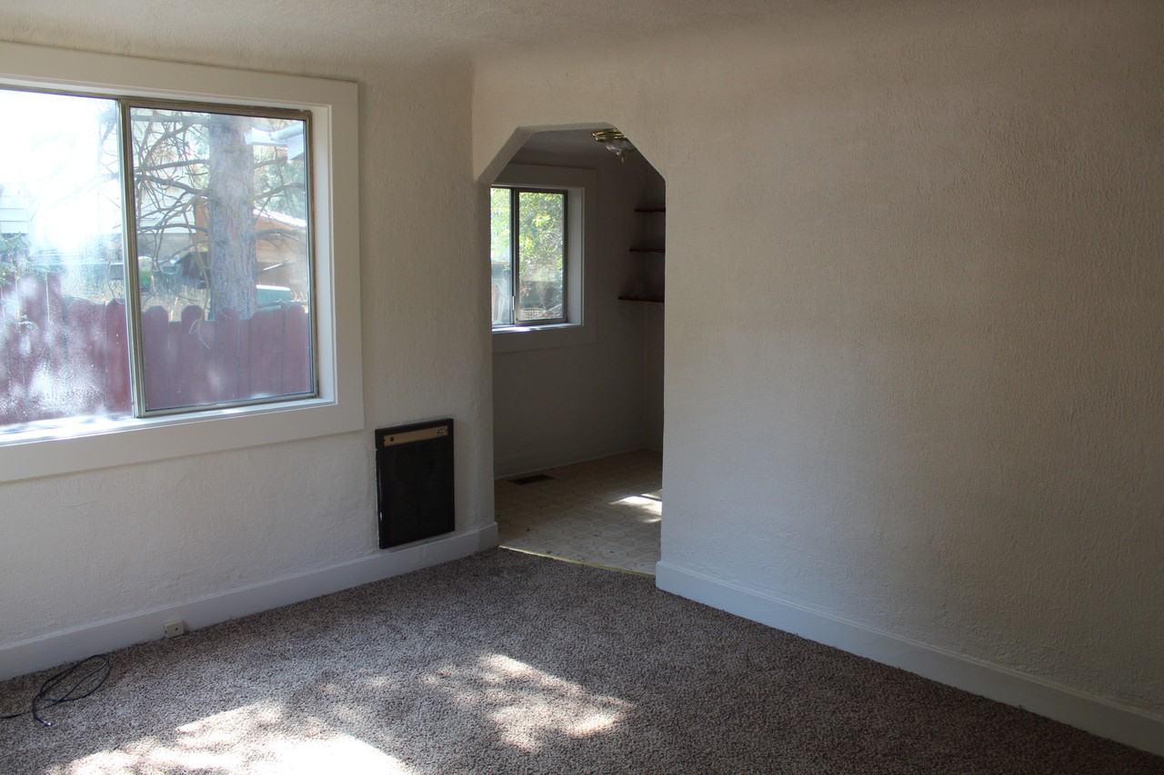 1518 Siskiyou St - Photo 3 of 18