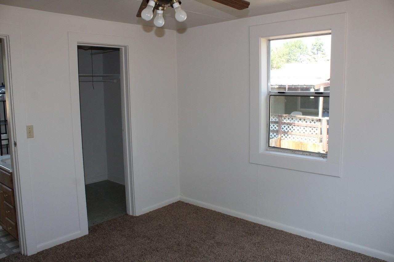 1518 Siskiyou St - Photo 6 of 18