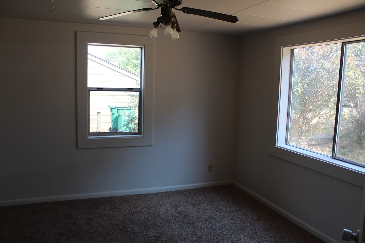 1518 Siskiyou St - Photo 7 of 18