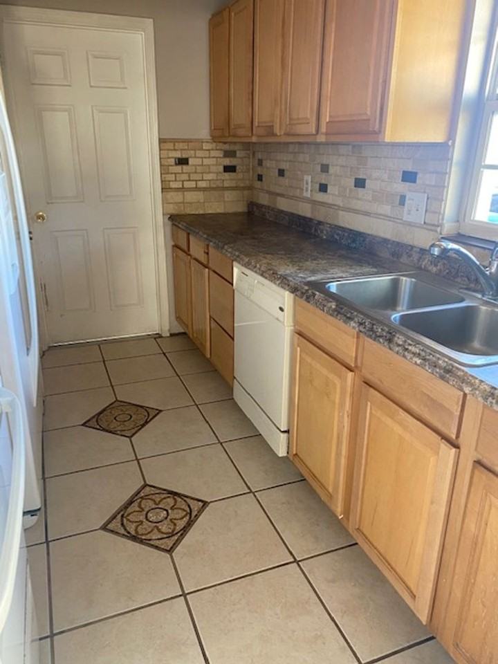 2931 Keesler St - Photo 4 of 10