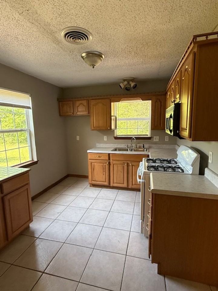 1806 Briar Ridge Rd - Photo 3 of 12