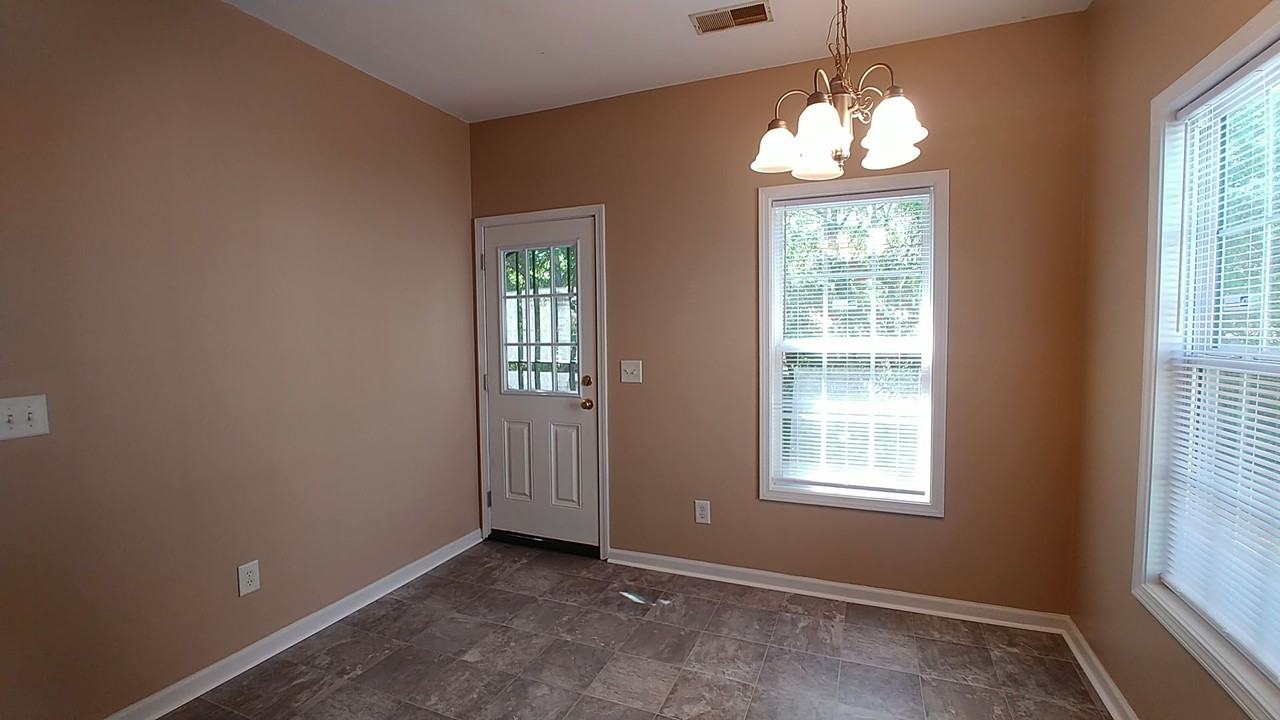 1243 Stoneridge Ln - Photo 4 of 8