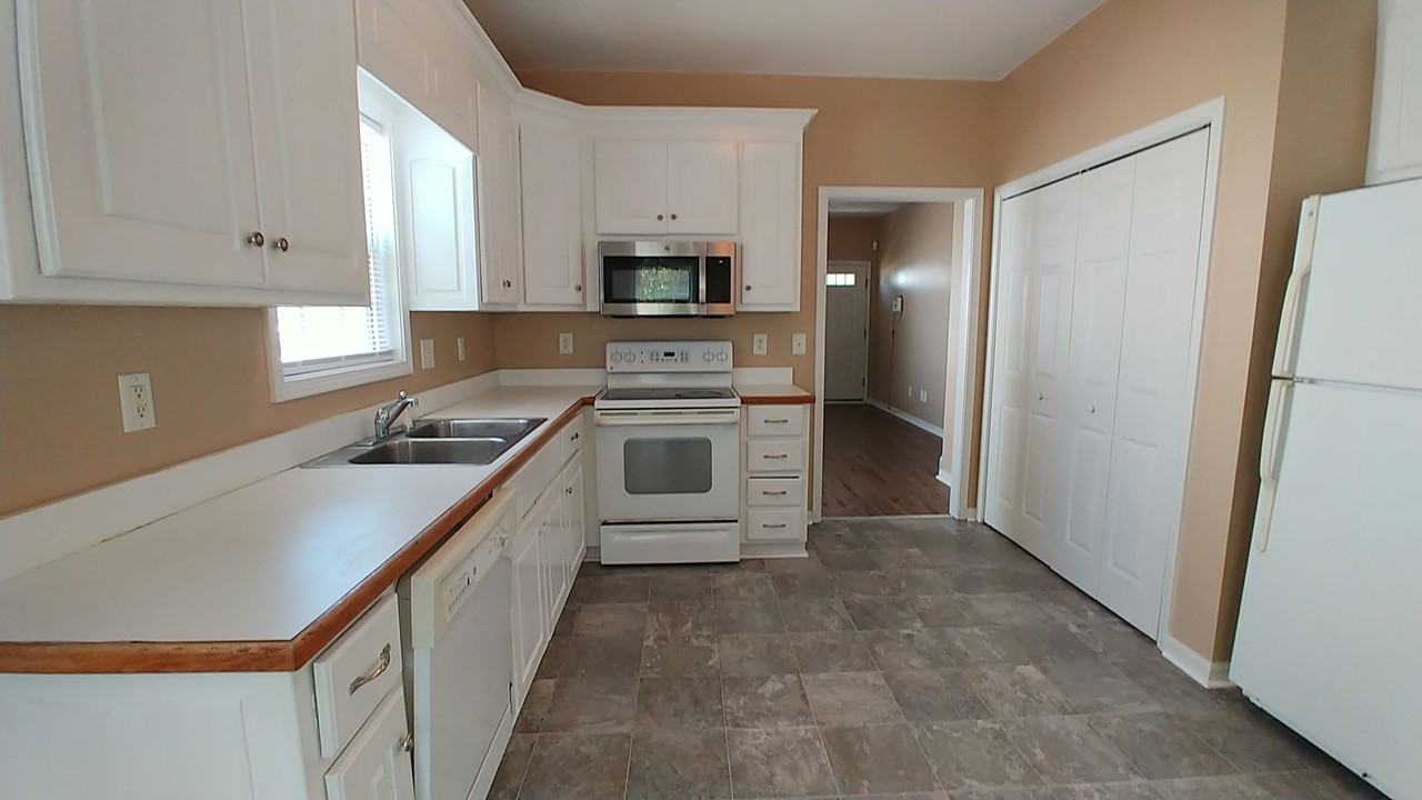 1243 Stoneridge Ln - Photo 6 of 8