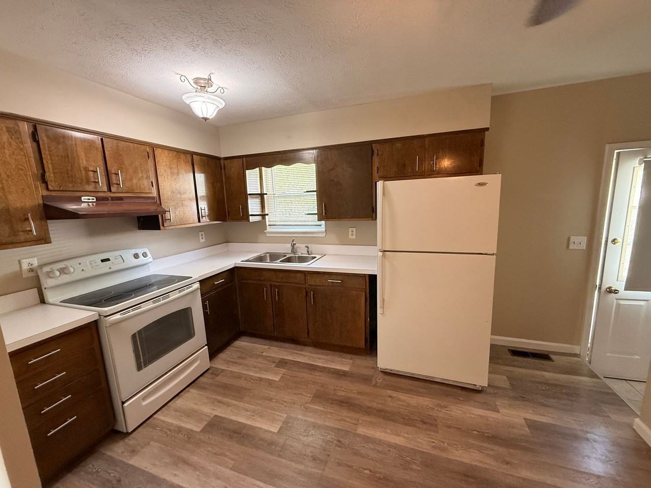 9404 Balance Ln - Photo 4 of 17