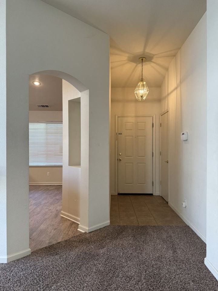 1360 Breezeway Ln - Photo 6 of 31