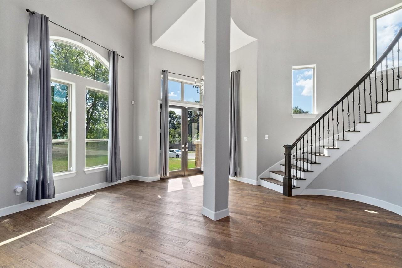 1614 Cedar Bend Dr - Photo 3 of 32