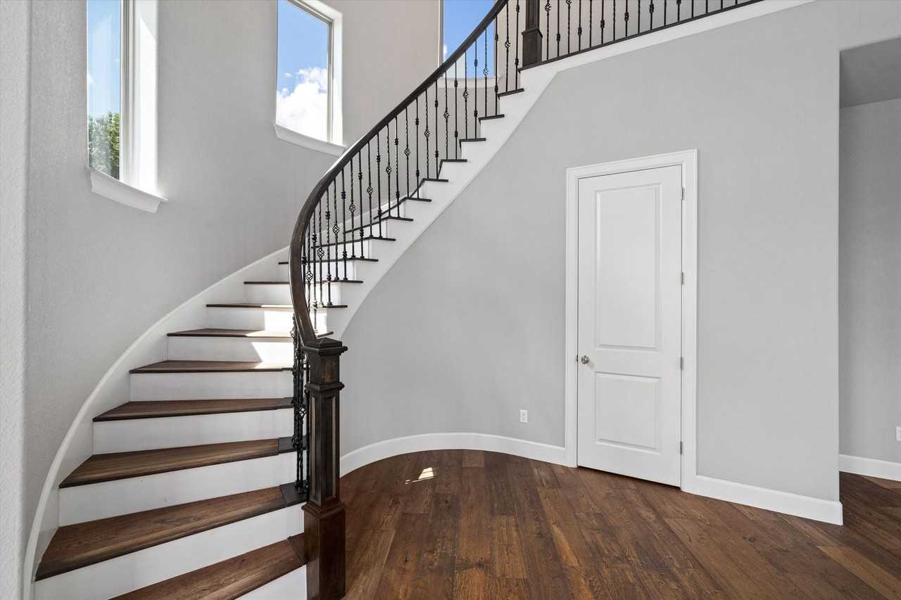 1614 Cedar Bend Dr - Photo 7 of 32