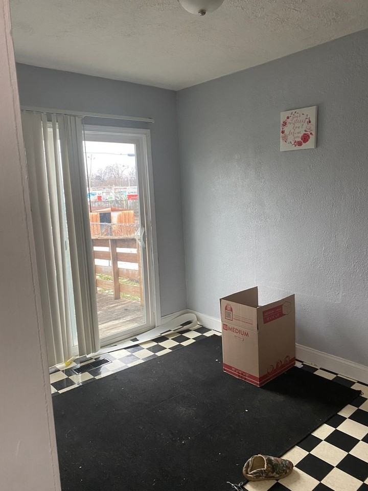 421 S Lake St - Photo 2 of 14