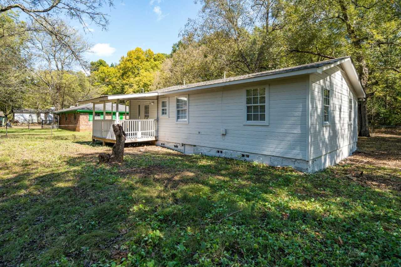 1565 Miles St - Photo 4 of 25
