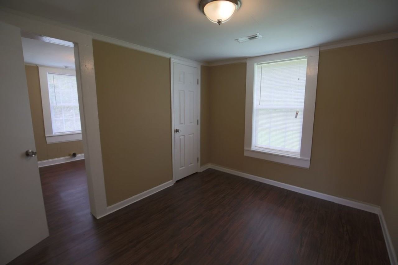 904 Hillview Dr - Photo 3 of 14