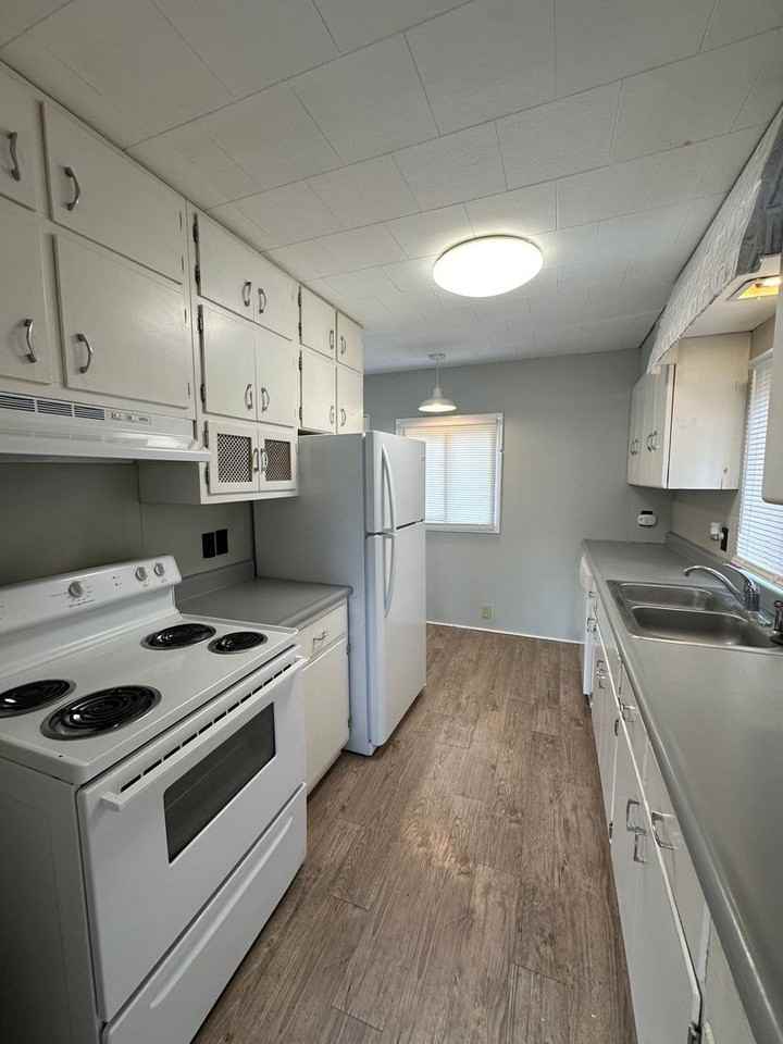 1924 Charles St - Photo 2 of 7