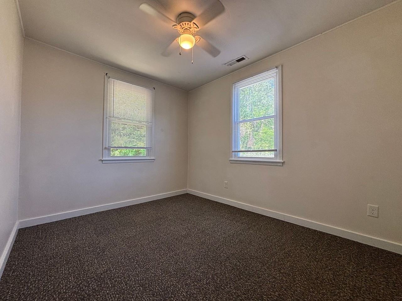 1207 Davis St - Photo 5 of 10