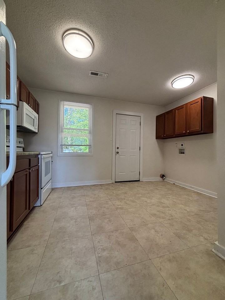 1207 Davis St - Photo 7 of 10