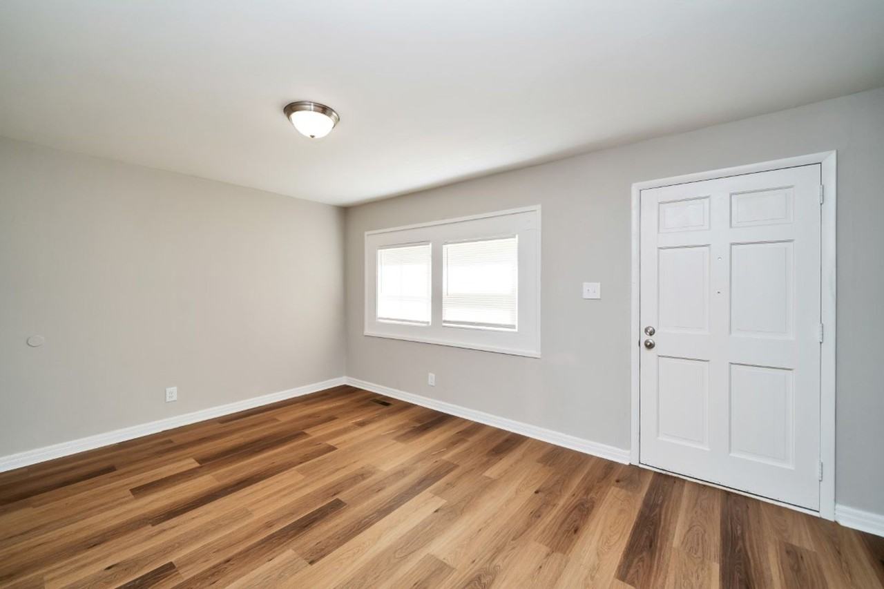 300 Norwood Ave - Photo 4 of 15