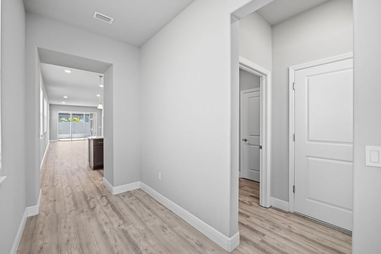 1556 N River Cir - Photo 6 of 34