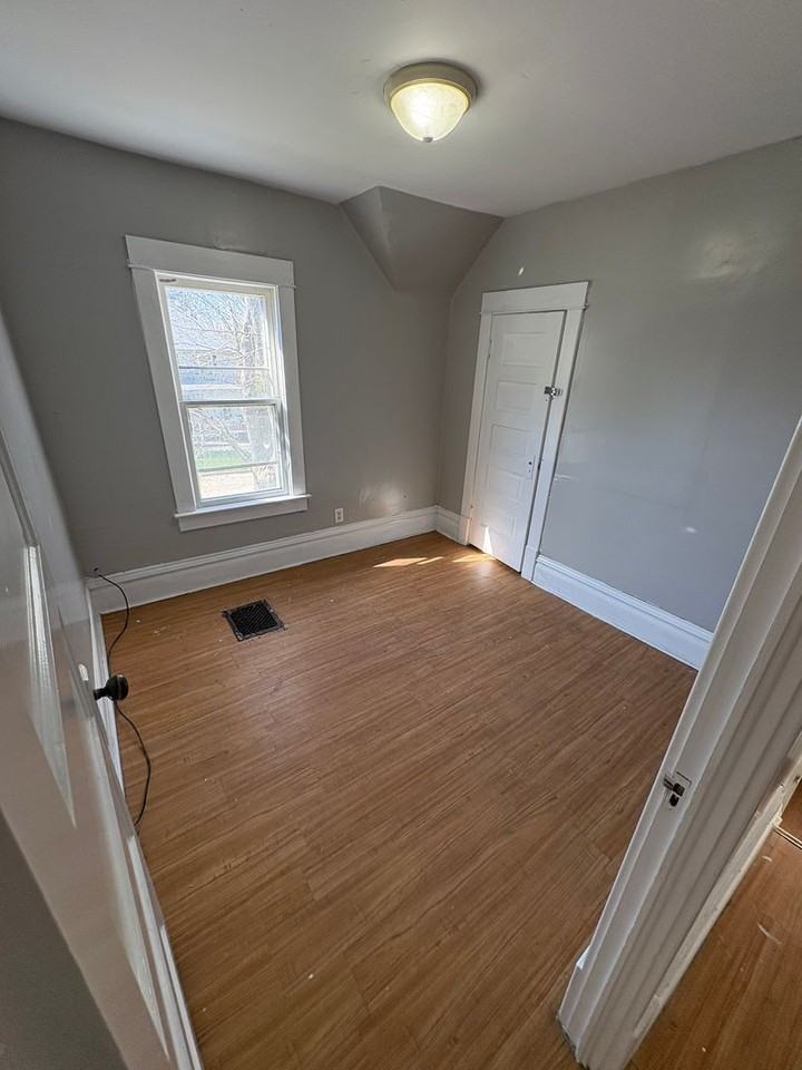 815 W 1st St - Photo 3 of 15