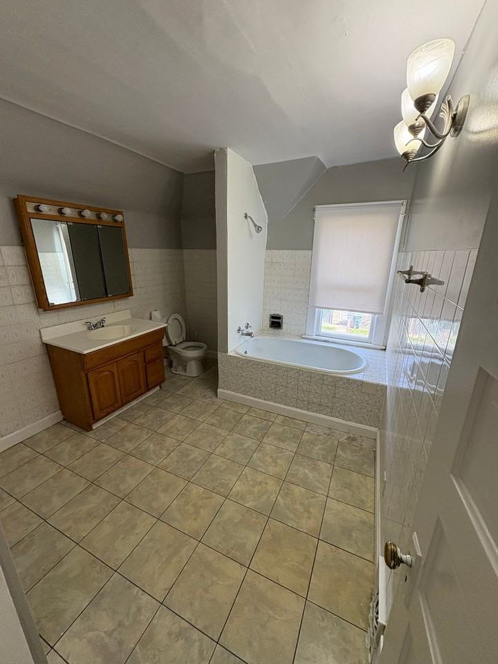 815 W 1st St - Photo 4 of 15