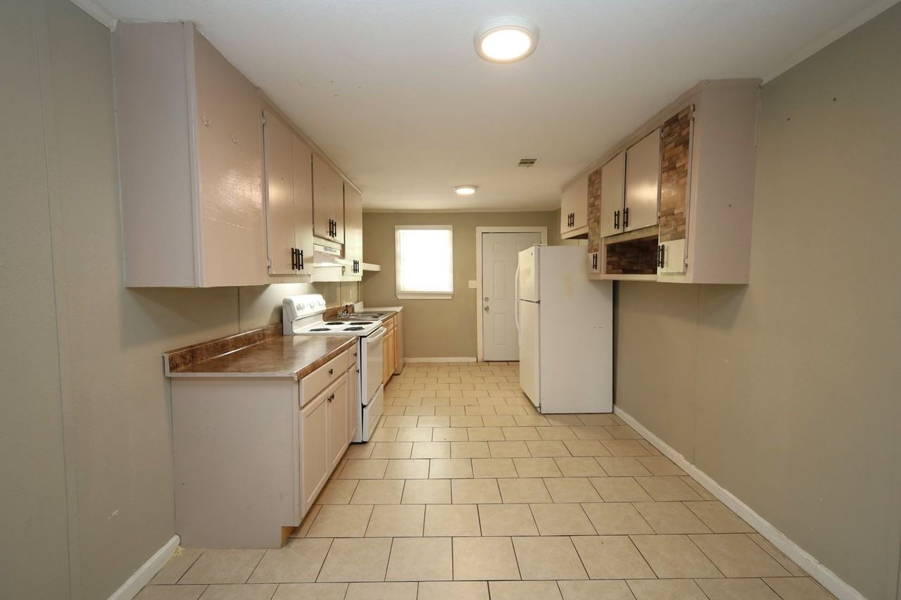 522 Green St - Photo 3 of 9