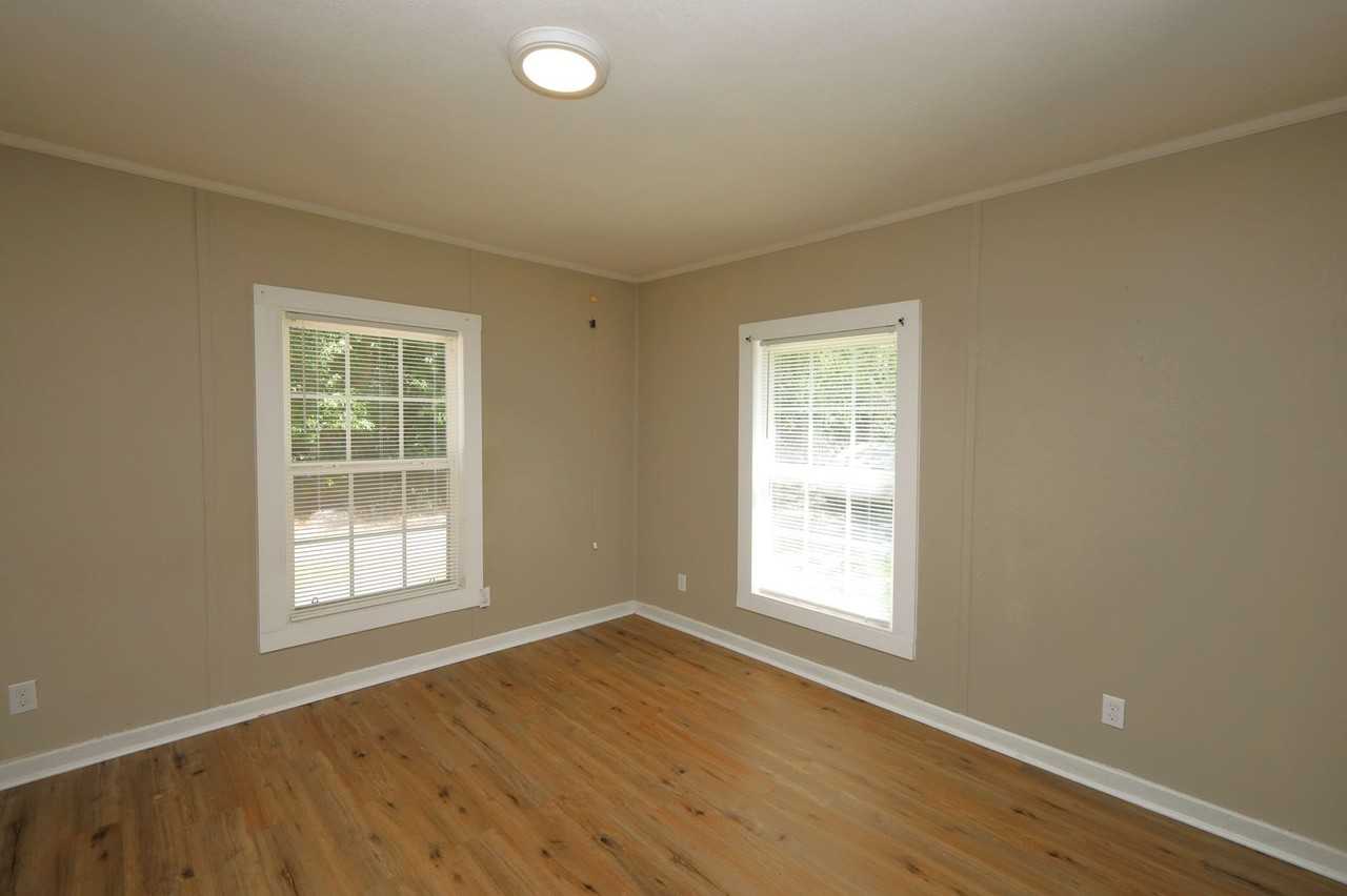 522 Green St - Photo 5 of 9