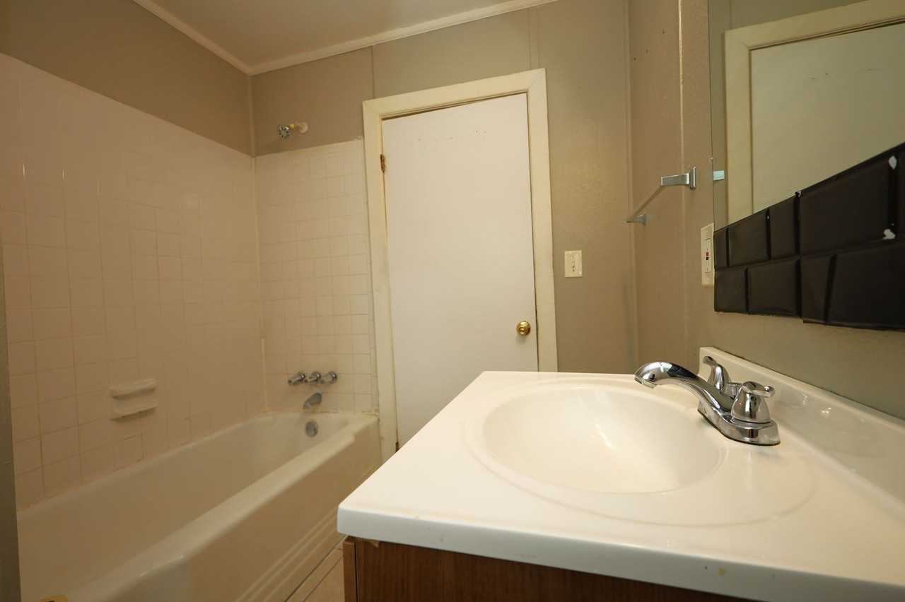 522 Green St - Photo 7 of 9