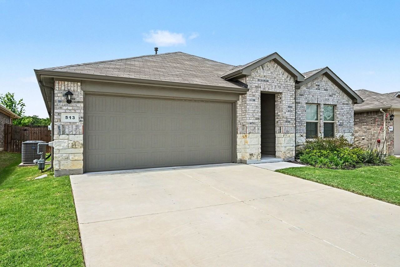 513 Bronze Cir W - Photo 2 of 25