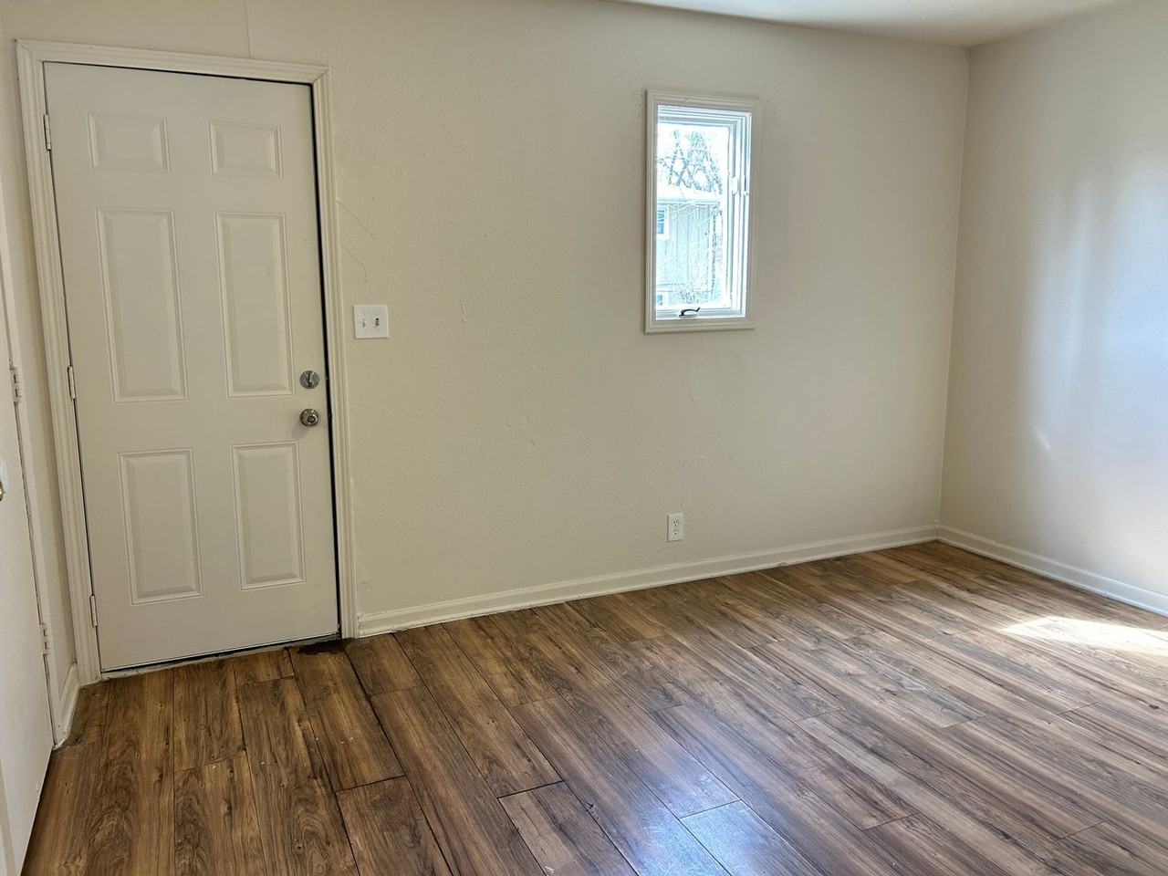 708 W 10th St #A - Photo 4 of 9