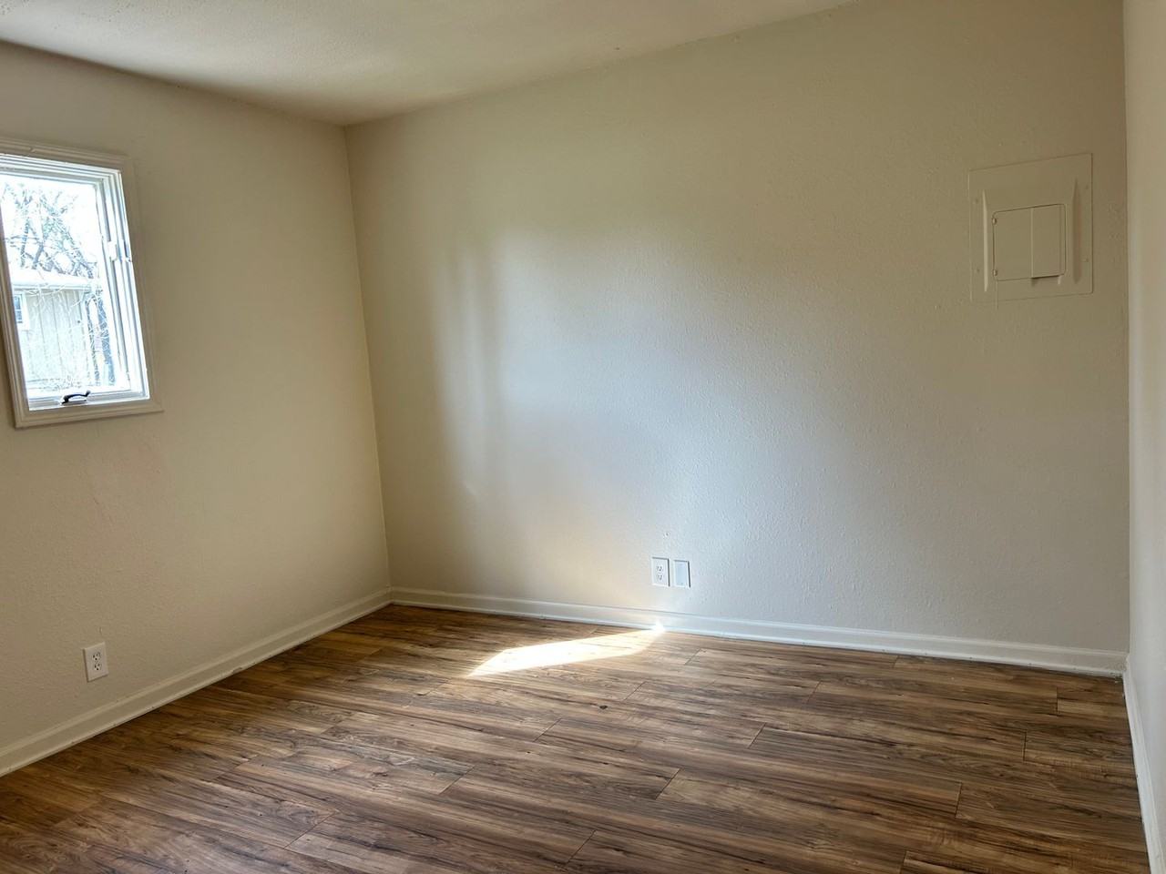 708 W 10th St #A - Photo 5 of 9