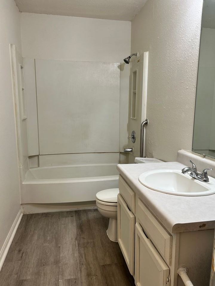 708 W 10th St #A - Photo 6 of 9