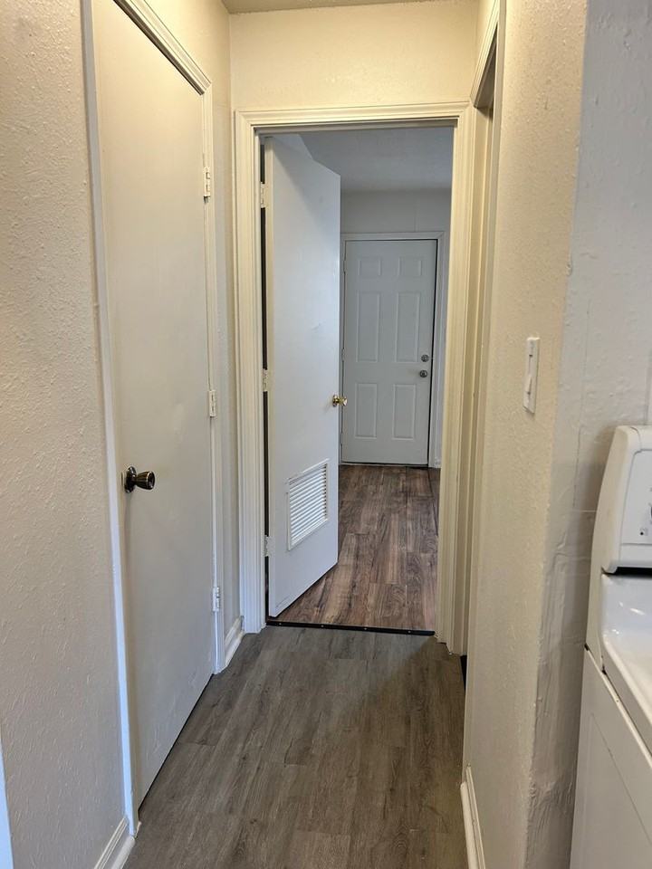 708 W 10th St #A - Photo 7 of 9