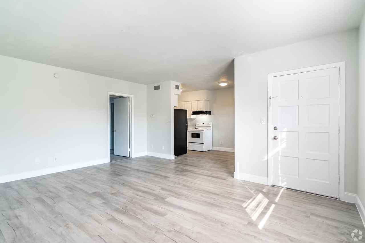 600 40th St N - Photo 3 of 29