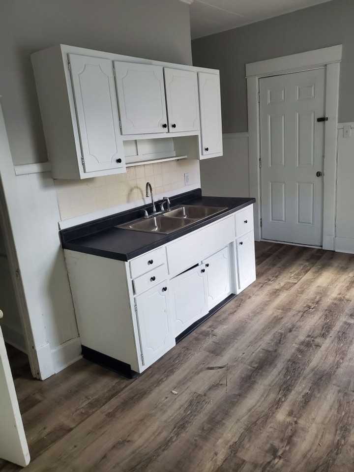 623 W 9th St - Photo 6 of 14