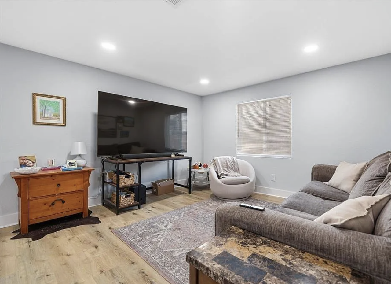 213 Barrett St - Photo 4 of 15