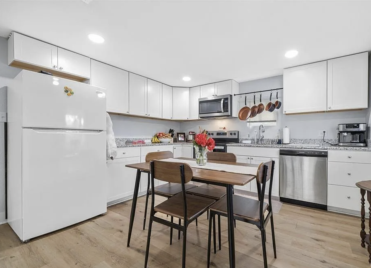 213 Barrett St - Photo 7 of 15