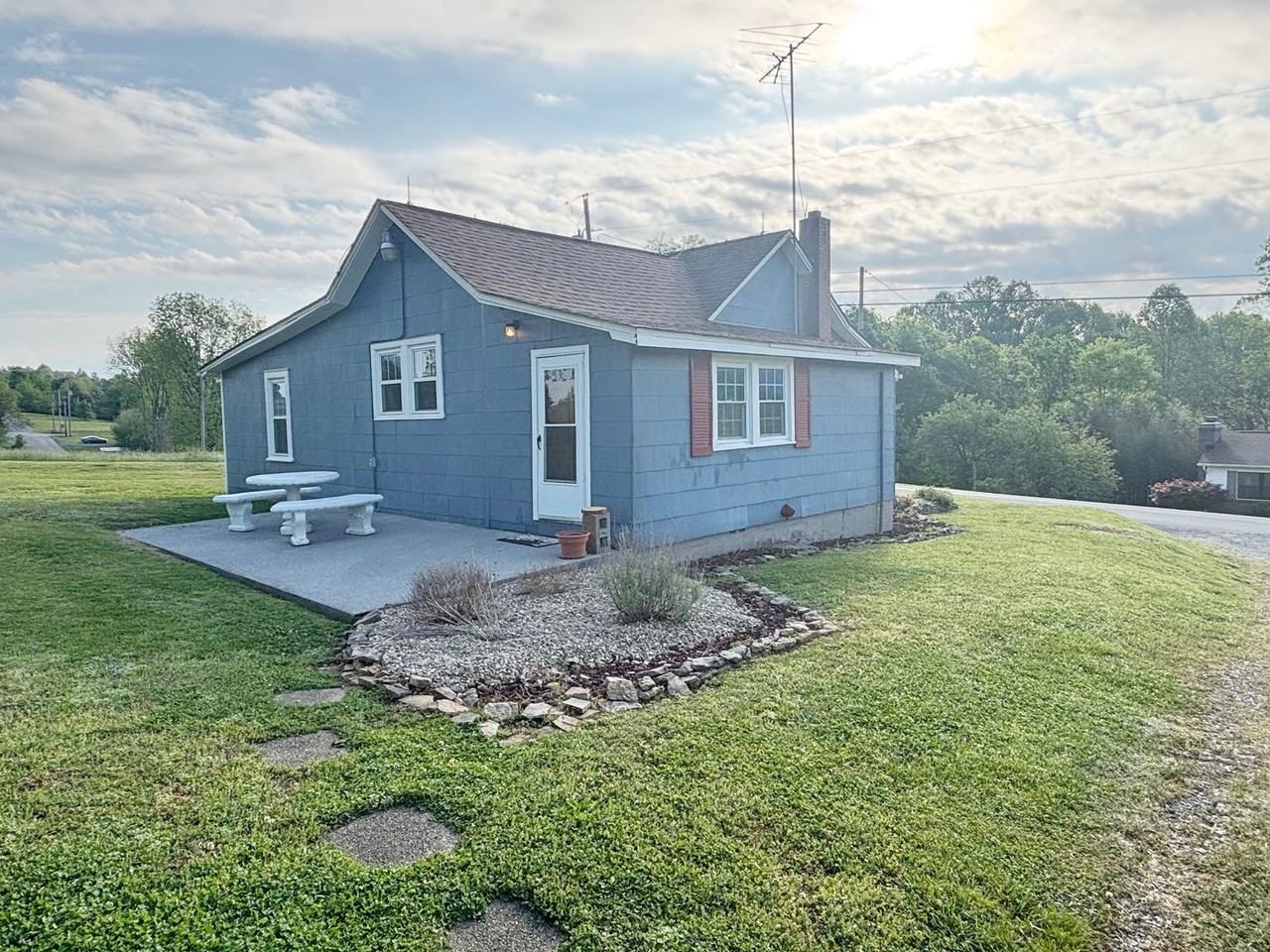 2727 Barkshed Rd - Photo 4 of 16