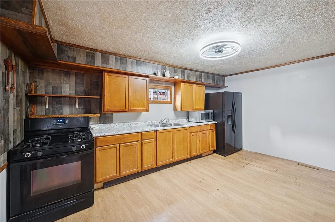 305 American Ave - Photo 4 of 19