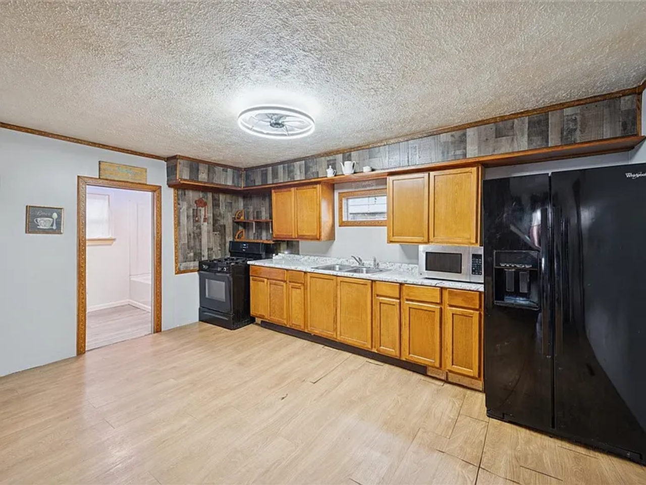 305 American Ave - Photo 6 of 19