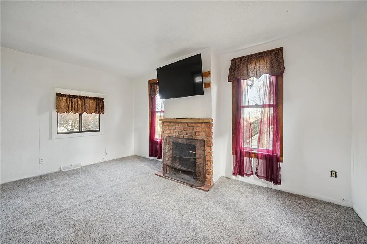 305 American Ave - Photo 7 of 19