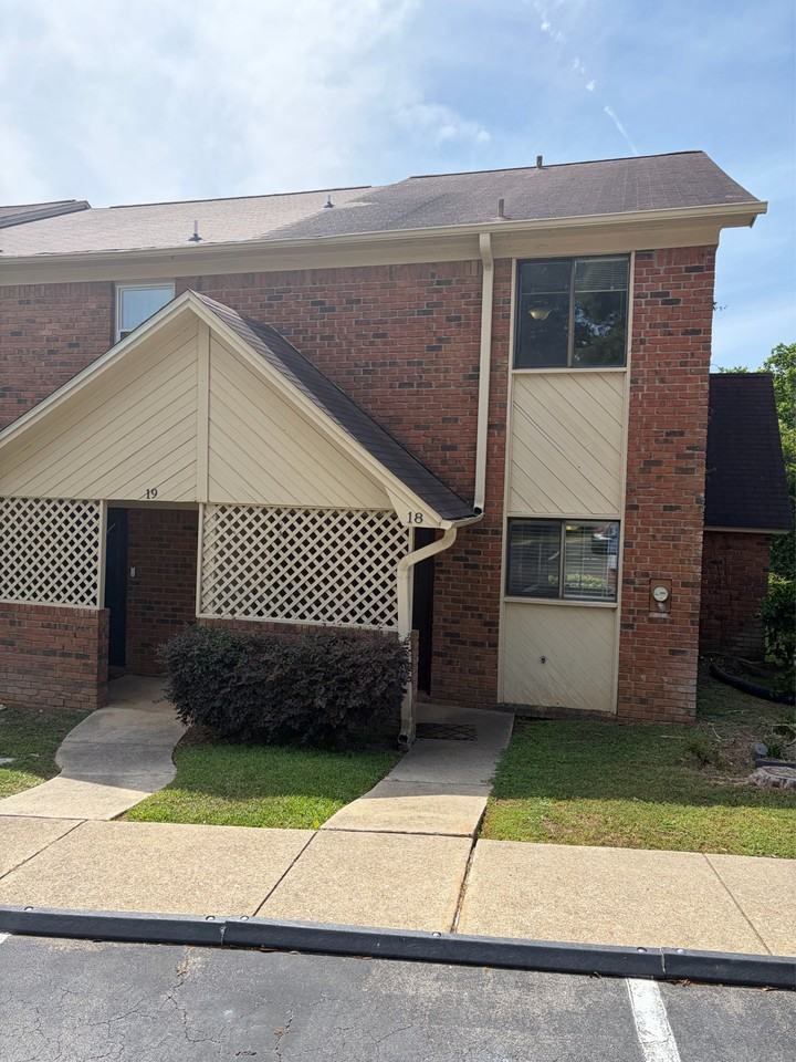 3207 Shamrock Street East - 18Apt 18 #18 - Photo 2 of 35