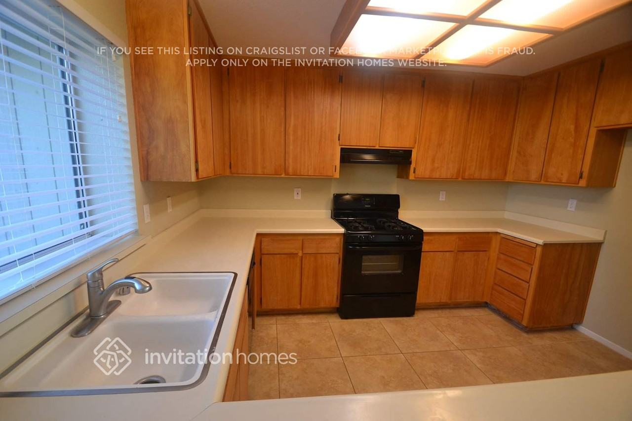 303 Hampshire Ct - Photo 3 of 13