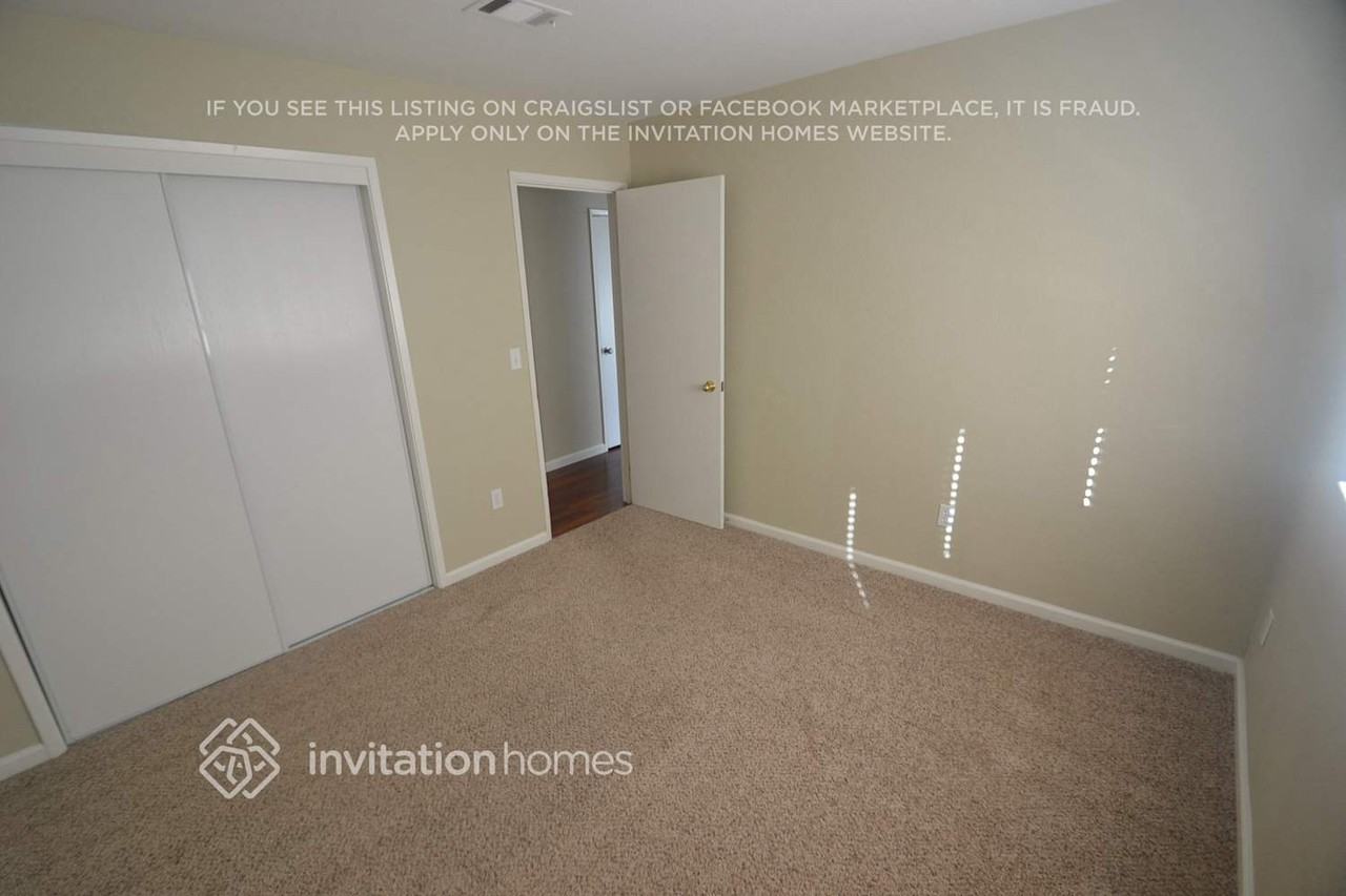 303 Hampshire Ct - Photo 5 of 13