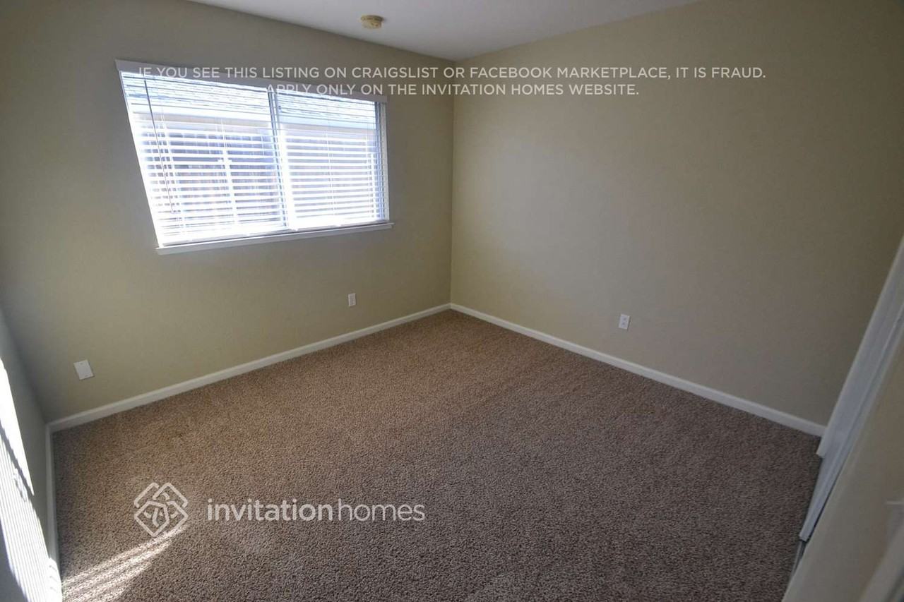 303 Hampshire Ct - Photo 6 of 13