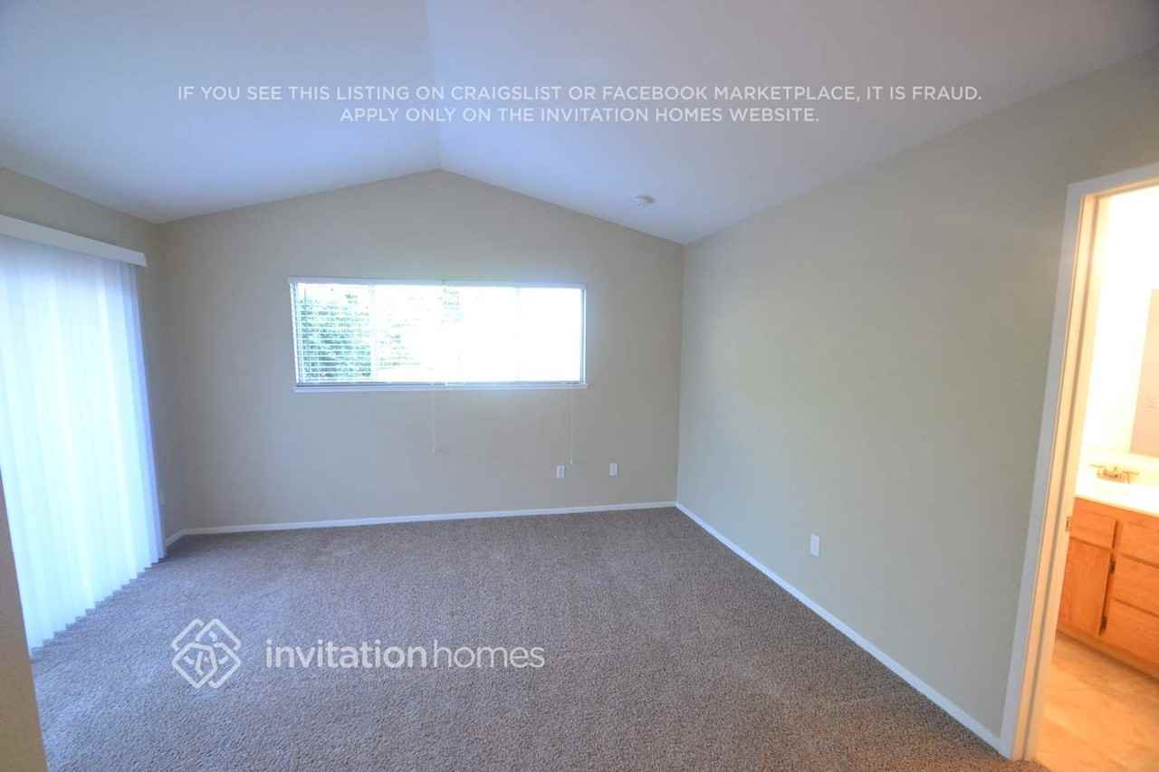 303 Hampshire Ct - Photo 7 of 13