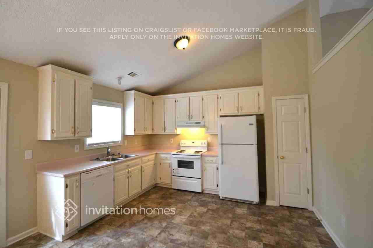 193 Windsor Cir - Photo 3 of 10