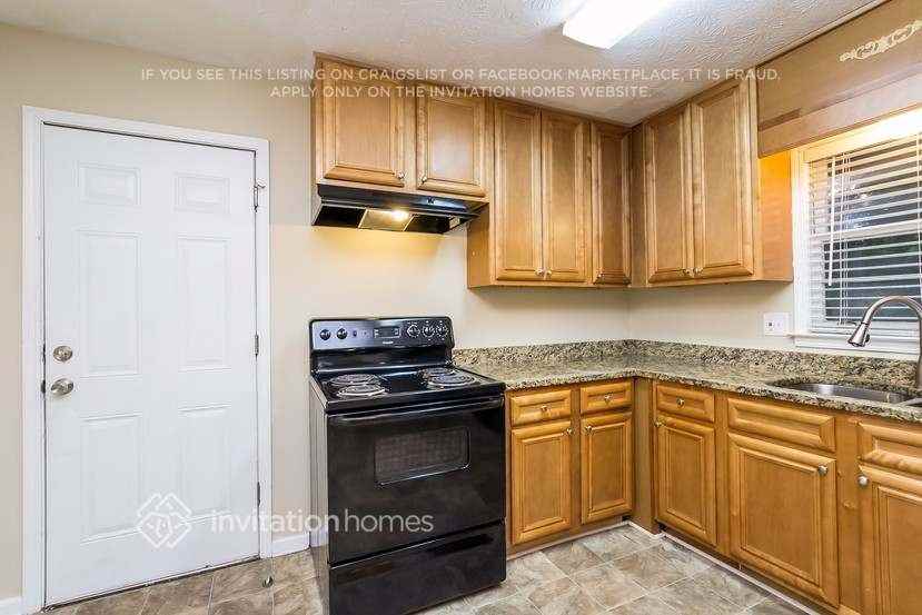 1398 Yates Ave - Photo 6 of 26