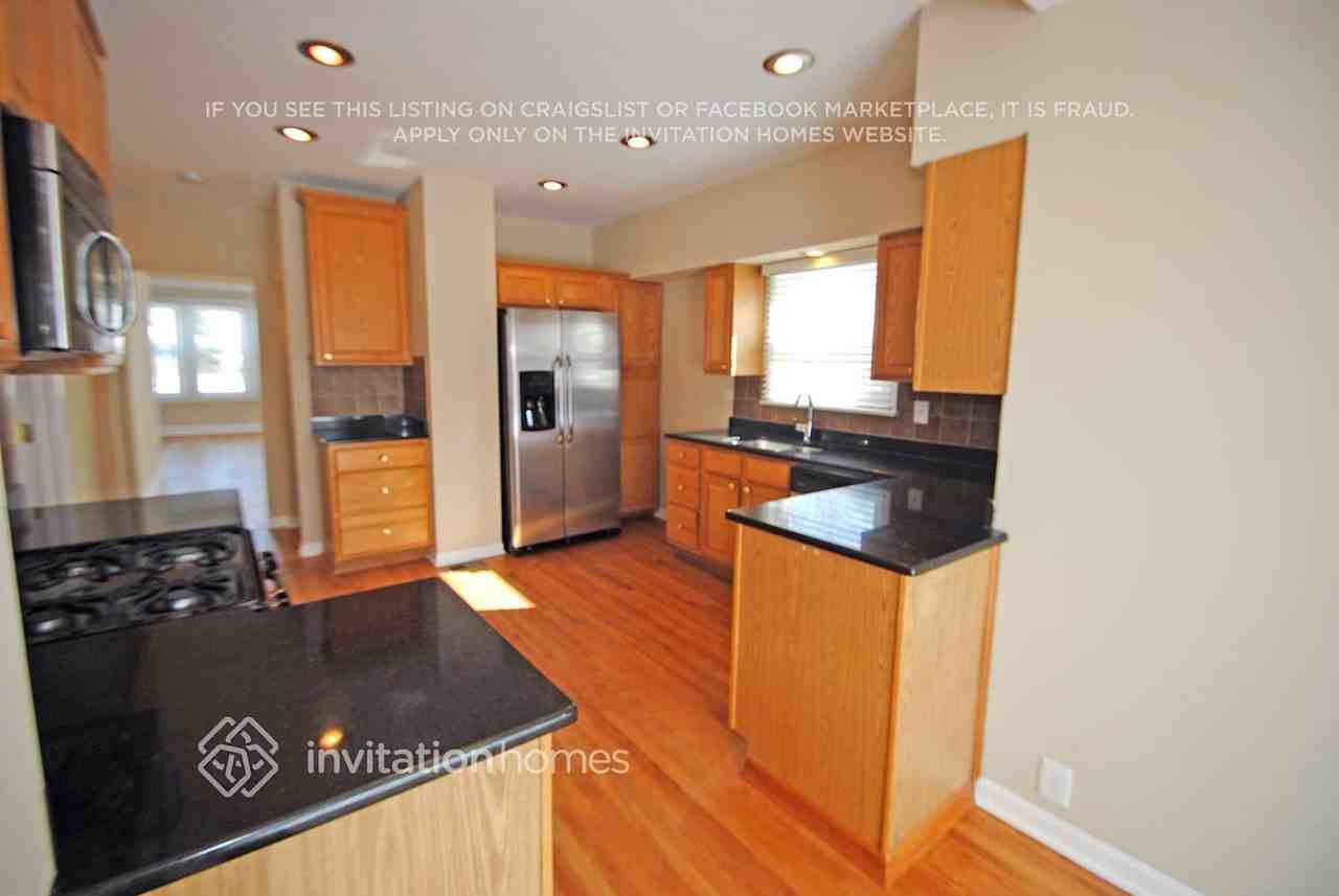5404 S Rutherford Ave - Photo 3 of 9