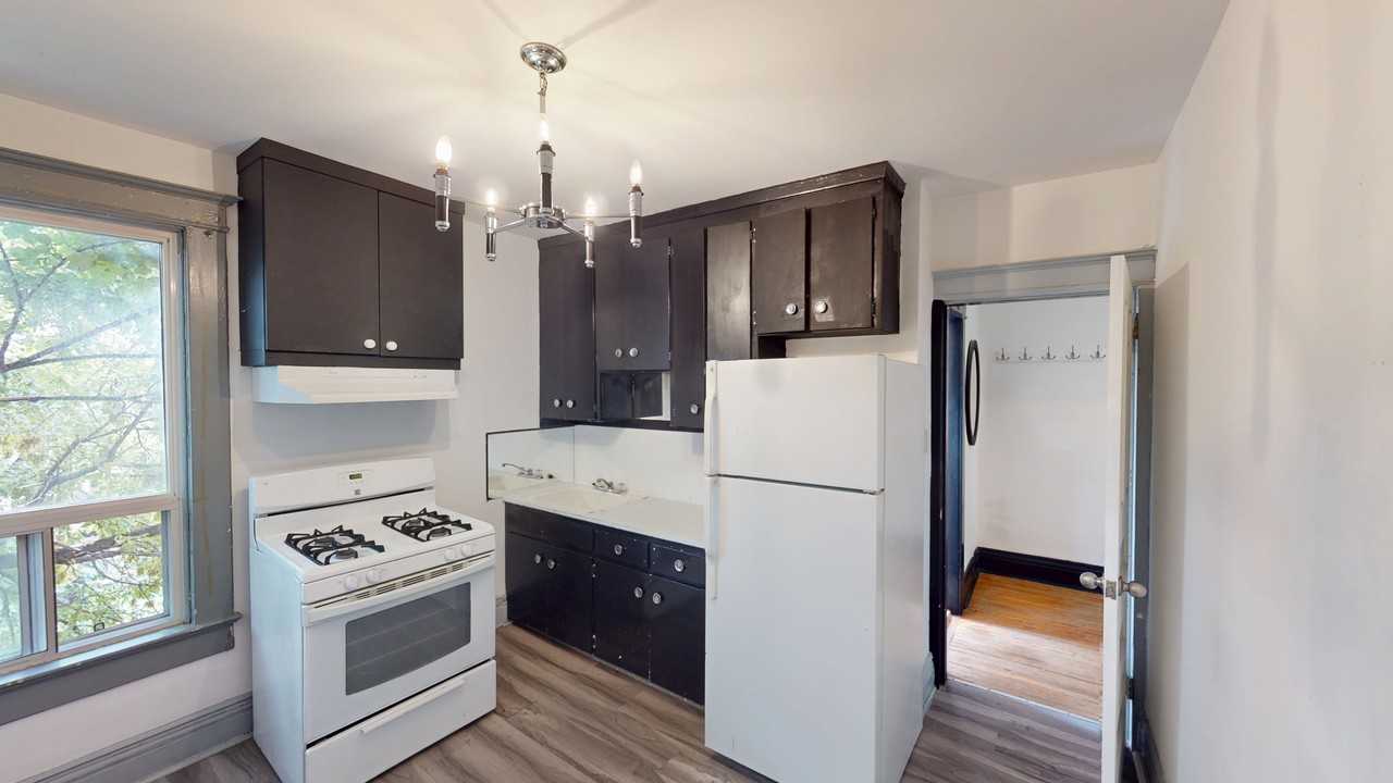 BLOOR ST W & DOVERCOURT RD - Photo 4 of 33