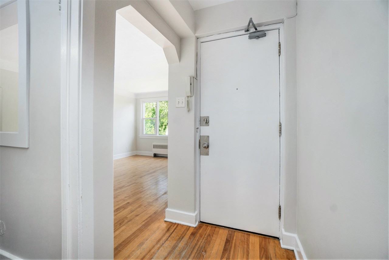 21 Chapleau Ave - Photo 7 of 9