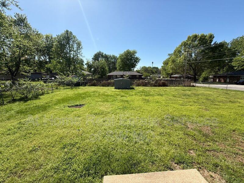 103 S Cottonwood Ave - Photo 2 of 13