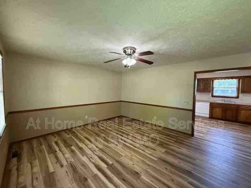 103 S Cottonwood Ave - Photo 3 of 13